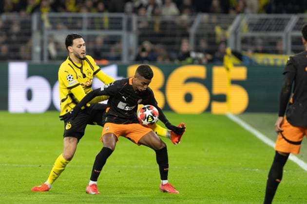 UEFA Champions League: Borussia Dortmund - FC Shakhtar Donetsk; 29.01.2025 Ramy Bensebaini (Borussia Dortmund, 5), Pedrinho (FC Shakhtar Donetsk, 38) UEFA Champions League: Borussia Dortmund - FC Shakhtar Donetsk; Signal Iduna Park, Dortmund; 29.01.2025 Copyright: xBEAUTIFULxSPORTS Buriakovx