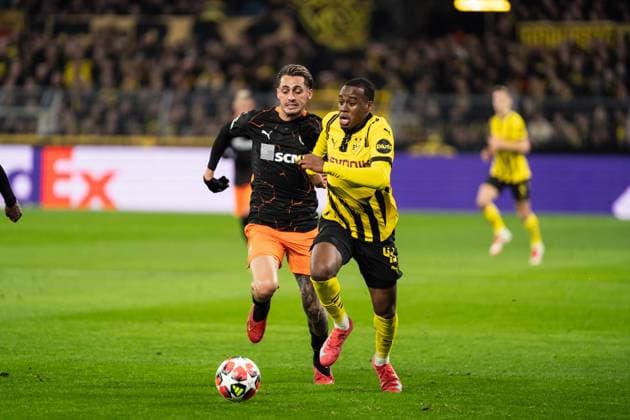 GER, UEFA Champions League, 8. Spieltag - Borussia Dortmund vs FC Shakhtar Donetsk 29.01.2025, Signal Iduna Park, Dortmund, GER, UEFA Champions League, 8. Spieltag - Borussia Dortmund vs FC Shakhtar Donetsk Im Bild: Zweikampf zwischen Jamie Gittens (Borussia Dortmund, 43) und Marlon Gomes (FC Shakhtar Donetsk, 30)