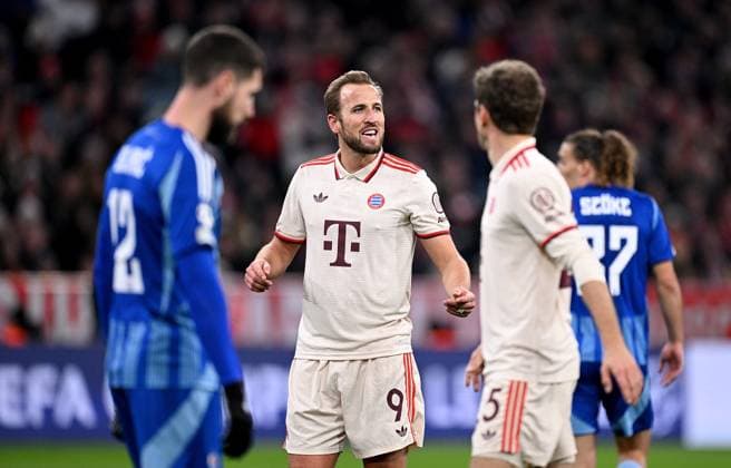 FUSSBALL CHAMPIONS LEAGUE SAISON 2024 2025 Vorrunde 8. Spieltag FC Bayern Muenchen - Slovan Bratislava 29.01.2025 Harry Kane (li, FC Bayern Muenchen) mit Thomas Mueller (re, FC Bayern Muenchen)