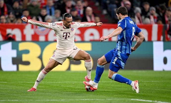 FUSSBALL CHAMPIONS LEAGUE SAISON 2024 2025 Vorrunde 8. Spieltag FC Bayern Muenchen - Slovan Bratislava 29.01.2025 Leroy Sane (li, FC Bayern Muenchen) gegen Kevin Wimmer (re, Slovan Bratislava)