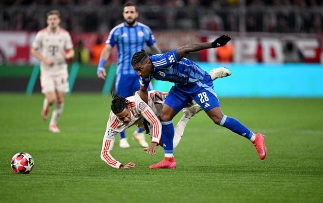 FUSSBALL CHAMPIONS LEAGUE SAISON 2024 2025 Vorrunde 8. Spieltag FC Bayern Muenchen - Slovan Bratislava 29.01.2025 Michael Olise (li, FC Bayern Muenchen) gegen Cesar Blackman (re, Slovan Bratislava)