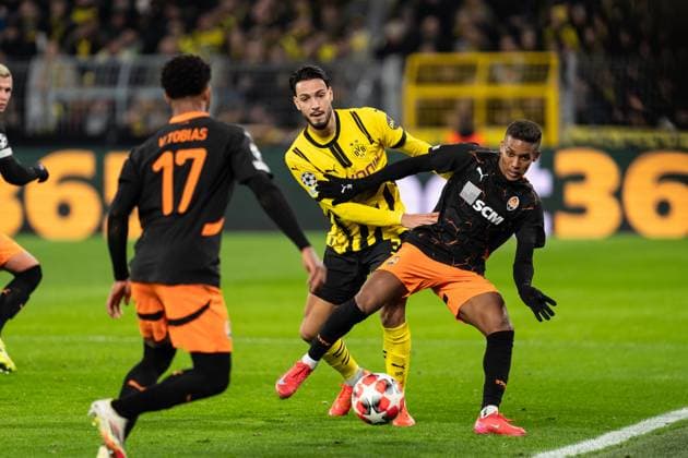 GER, UEFA Champions League, 8. Spieltag - Borussia Dortmund vs FC Shakhtar Donetsk 29.01.2025, Signal Iduna Park, Dortmund, GER, UEFA Champions League, 8. Spieltag - Borussia Dortmund vs FC Shakhtar Donetsk Im Bild: Zweikampf zwischen Marlon Gomes (FC Shakhtar Donetsk, 30) und Ramy Bensebaini (Borussia Dortmund, 5)