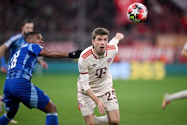 FUSSBALL CHAMPIONS LEAGUE SAISON 2024 2025 Vorrunde 8. Spieltag FC Bayern Muenchen - Slovan Bratislava 29.01.2025 Cesar Blackman (li, Slovan Bratislava) gegen Thomas Mueller (re, FC Bayern Muenchen)