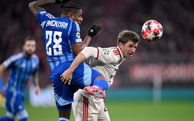 FUSSBALL CHAMPIONS LEAGUE SAISON 2024 2025 Vorrunde 8. Spieltag FC Bayern Muenchen - Slovan Bratislava 29.01.2025 Cesar Blackman (li, Slovan Bratislava) gegen Thomas Mueller (re, FC Bayern Muenchen)
