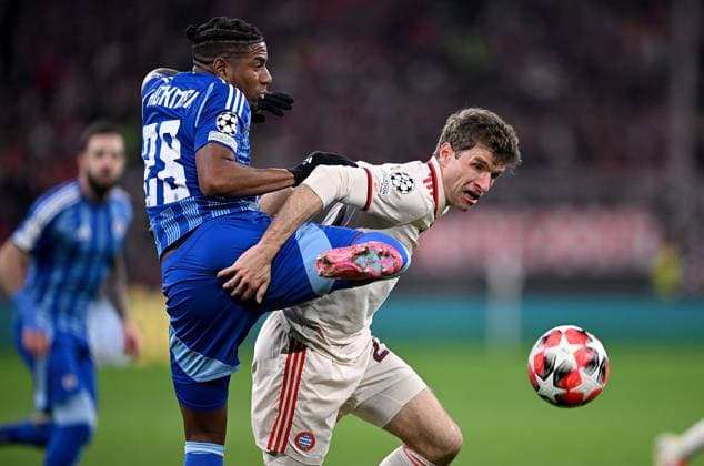 FUSSBALL CHAMPIONS LEAGUE SAISON 2024 2025 Vorrunde 8. Spieltag FC Bayern Muenchen - Slovan Bratislava 29.01.2025 Cesar Blackman (li, Slovan Bratislava) gegen Thomas Mueller (re, FC Bayern Muenchen)