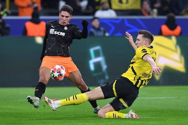 Fußball Champions League 8. Spieltag Borussia Dortmund - Schachtar Donezk am 29.01.2025 im Signal Iduna Park in Dortmund Georgiy Sudakov ( Donezk ), links - Nico Schlotterbeck ( Dortmund ), rechts