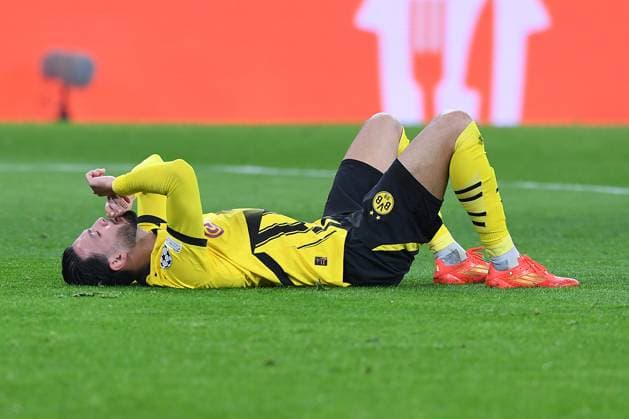 Fußball Champions League 8. Spieltag Borussia Dortmund - Schachtar Donezk am 29.01.2025 im Signal Iduna Park in Dortmund Ramy Bensebaini ( Dortmund ) verletzt am Boden