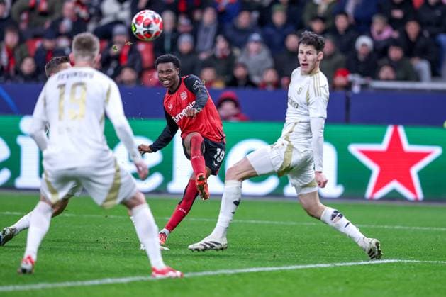 29.01.2025, Fußball, Bayer 04 Leverkusen - AC Sparta Prag, UEFA Champions League, 8. Spieltag, BayArena, Saison 2024 2025: Nathan Tella (Bayer04 Leverkusen 19) im Zweikampf gegen Martin Vitik (Sparta Prag 41) Nordrhein-Westfalen Deutschland
