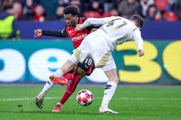 29.01.2025, Fußball, Bayer 04 Leverkusen - AC Sparta Prag, UEFA Champions League, 8. Spieltag, BayArena, Saison 2024 2025: Nathan Tella (Bayer04 Leverkusen 19) im Zweikampf gegen Martin Vitik (Sparta Prag 41) Nordrhein-Westfalen Deutschland