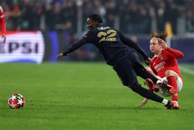 Juventus v SL Benfica - UEFA Champions League 2024 25 League Phase MD8 Timothy Weah of Juventus Fc and Andreas Schjelderup battle for the ball during the Uefa Champions League 2024-25 match beetween Juventus Fc and SL Benfica at Allianz Stadium on Janury 29, 2024 in Turin, Italy . Torino Allianz Stadium Italy Copyright: xMarcoxCanonierox