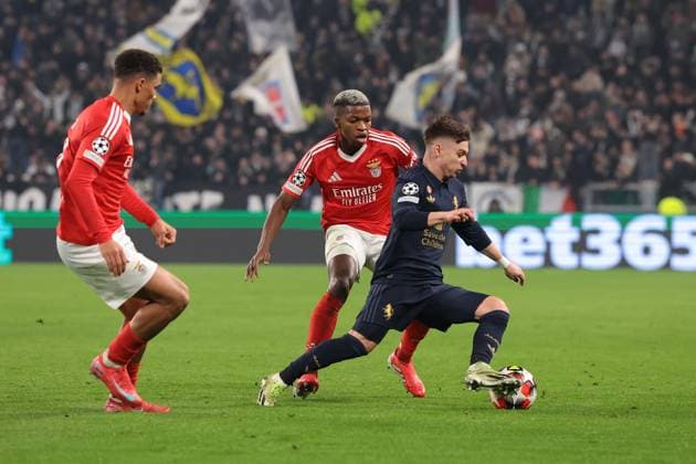 Turin, Italy, 29th January 2025. Francisco Conceicao of Juventus turns away from Florentino and Alexander Bah of SL Benfica during the UEFA Champions League match at Allianz Stadium, Turin. Picture credit should read: Jonathan Moscrop Sportimage EDITORIAL USE ONLY. No use with unauthorised audio, video, data, fixture lists, club league logos or live services. Online in-match use limited to 120 images, no video emulation. No use in betting, games or single club league player publications. SPI_013_JM_JUVE_BENFICA_UCL SPI-3635-0012