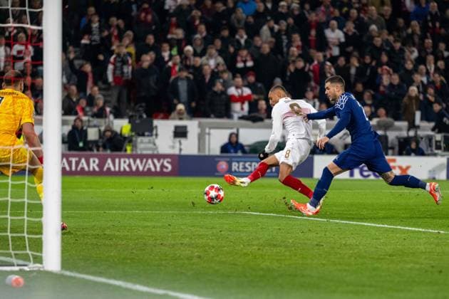 Enzo Millot (VfB Stuttgart) und Lucas Hernandeza (Paris St. Germain). xettx, Deutschland, Stuttgart, 29.01.2025, Fussball, UEFA Champions League: VfB Stuttgart vs Paris Saint-Germain, Saison 2024 2025, Match Day 8, MHP Arena Foto: A2 Bildagentur Peter Hartenfelser