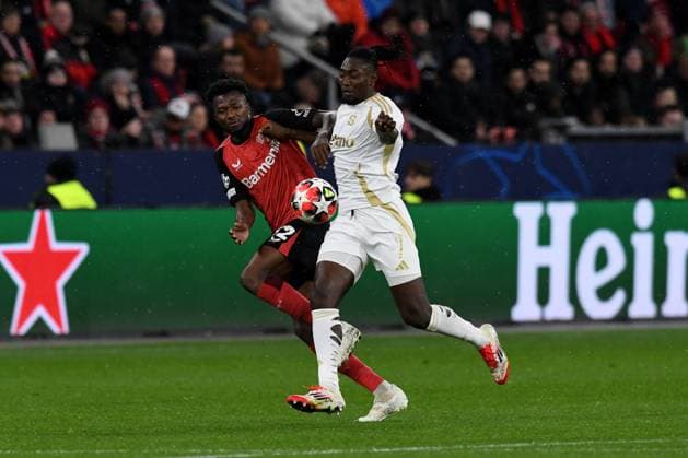 Edmond Tapsoba ( Bayer 04 Leverkusen ) im Zweikampf mit Victor Olatunji ( Slavia Prag ). GER, Bayer 04 Leverkusen vs Slavia Prag, Fussball, UEFA Champions League, Ligaphase, Spielzeit 2024 2025, 29.01.2025 GER, Bayer 04 Leverkusen vs Slavia Prag, Fussball, UEFA Champions League, Ligaphase, Spielzeit 2024 2025, 29.01.2025 Leverkusen Copyright: xEibner-Pressefoto ThomasxThienelx EP_TTL
