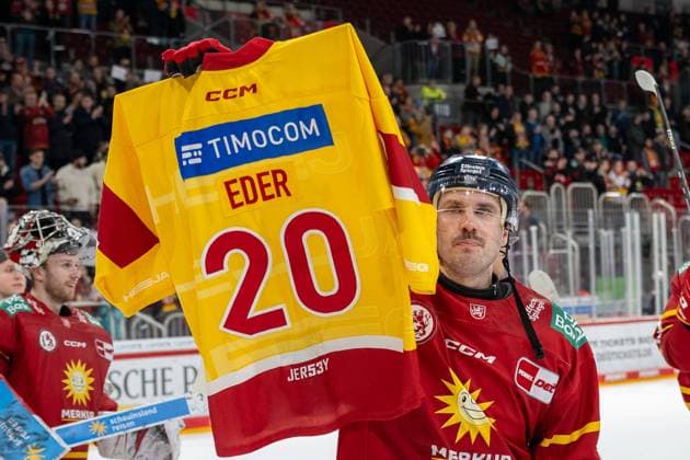 Sport Themen der Woche KW05 Sport Bilder des Tages 29.01.2025, Eishockey: Penny DEL, Saison 2024 2025, 41. Spieltag, Duesseldorfer EG - Schwenninger Wild Wings im PSD Bank Dome in Duesseldorf. In Gedenken an den verstorbenen Tobias Eder (Eisbaeren Berlin) haelt Brendan O Donnell (Duesseldorfer EG, 21) das Trikot nach dem Sieg auf der Ehrenrunde in die Hoehe. Foto: Kirchner-Media Thomas Haesler *** 29 01 2025, Ice Hockey Penny DEL, Season 2024 2025, Matchday 41, Duesseldorfer EG Schwenninger Wild Wings at the PSD Bank Dome in Duesseldorf In memory of the deceased Tobias Eder Eisbaeren Berlin Brendan O Donnell Duesseldorfer EG, 21 holds up the jersey after the victory on the lap of honor Photo Kirchner Media Thomas Haesler Copyright: xKirchner-Media ThomasxHaeslerx