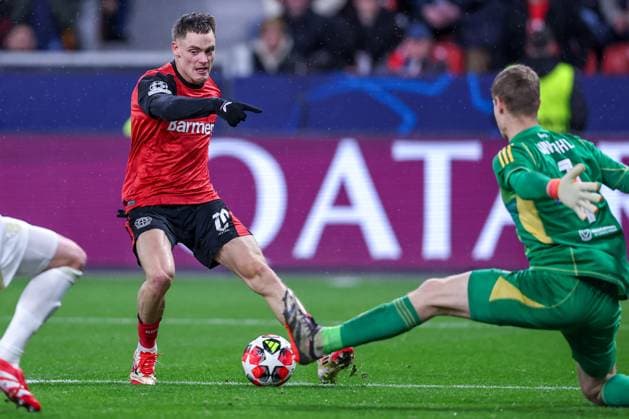 29.01.2025, Fußball, Bayer 04 Leverkusen - AC Sparta Prag, UEFA Champions League, 8. Spieltag, BayArena, Saison 2024 2025: Florian Wirtz (Bayer04 Leverkusen 10) Schuss auf das Tor von Torwart Peter Vindahl (Sparta Prag 1) Nordrhein-Westfalen Deutschland