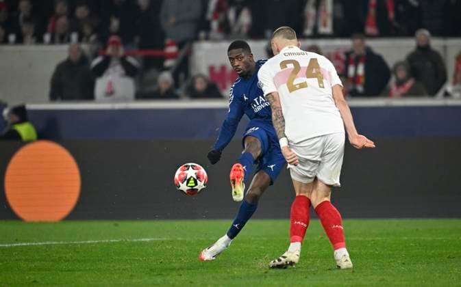 Zweikampf, Aktion Torschuss Aktion Torchance Ousmane Dembele FC Paris Saint-Germain PSG (10) Jeff Chabot VfB Stuttgart (24) Champions League VfB Stuttgart vs Paris St. Germain PSG 29.01.2025 DFL REGULATIONS PROHIBIT ANY USE OF PHOTOGRAPHS AS IMAGE SEQUENCES AND OR QUASI-VIDEO Champions League VfB Stuttgart vs Paris St. Germain PSG