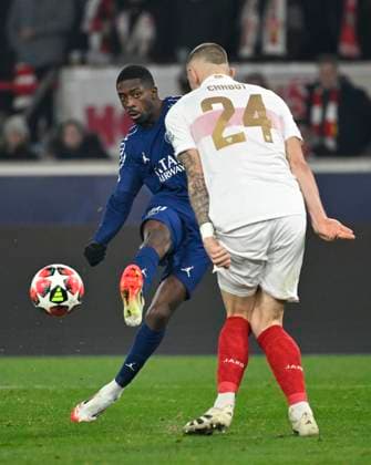 Zweikampf, Aktion Torschuss Aktion Torchance Ousmane Dembele FC Paris Saint-Germain PSG (10) Jeff Chabot VfB Stuttgart (24) Champions League VfB Stuttgart vs Paris St. Germain PSG 29.01.2025 DFL REGULATIONS PROHIBIT ANY USE OF PHOTOGRAPHS AS IMAGE SEQUENCES AND OR QUASI-VIDEO Champions League VfB Stuttgart vs Paris St. Germain PSG