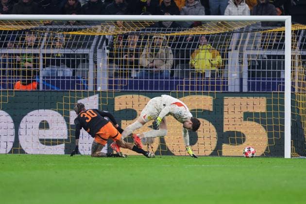 29.01.2025, UEFA Champions League, 8. Spieltag, Borussia Dortmund - Shakhtar Donetsk, Marlon Gomes (Shakhtar Donetsk) spitzelt Torwart Gregor Kobel (Borussia Dortmund) den Ball vom Fuss zum 2:1, Dortmund Signal Iduna Park NRW Deutschland xRHR-FOTO DEx Copyright: DennisxEwert RHR-FOTOx RHR-FOTO DE