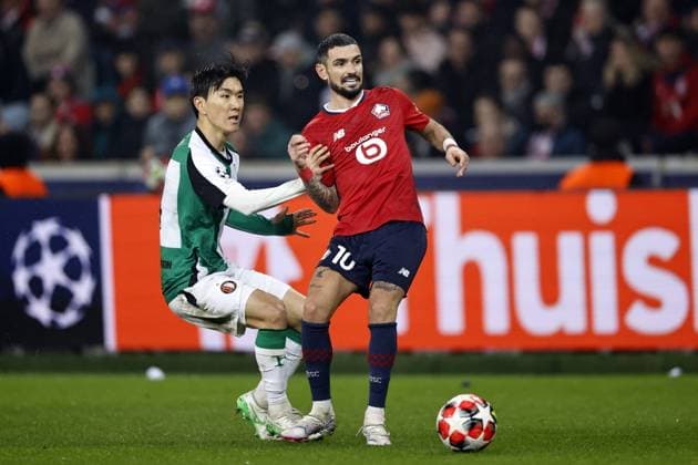 LILLE - (l-r) In-beom Hwang of Feyenoord, Remy Cabella of Lille OSC during the UEFA Champions League match between Lille OSC and Feyenoord at Stade Pierre Mauroy on Jan. 29, 2025 in Lille, France. ANP MAURICE VAN STEEN UEFA Champions League 2024 25 League Phase MD8 2024 25 xVIxANPxSportx xxANPxIVx 518657029 originalFilename: 518657029.jpg