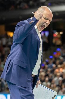 29.01.2025, Berlin, Volleyball: CEV Champions League, Maenner, Spieltag 6, BR Volleys gegen PGE Projekt Warschau, Max-Schmeling-Halle. Trainer Joel Banks der Berlin Volleys ruft seinem Team etwas zu. BR Volleys - PGE Projekt Warschau