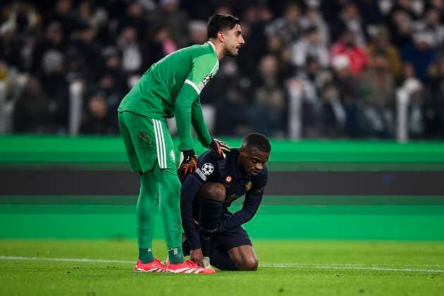 Juventus FC v SL Benfica - UEFA Champion League Pierre Kalulu of Juventus FC suffers an injury during the UEFA Champions League 2024 25 league phase football match between Juventus FC and SL Benfica. Turin Italy Copyright: xNicolòxCampox