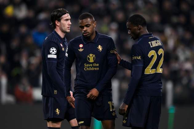 Juventus FC v SL Benfica - UEFA Champion League Pierre Kalulu of Juventus FC suffers an injury during the UEFA Champions League 2024 25 league phase football match between Juventus FC and SL Benfica. Turin Italy Copyright: xNicolòxCampox