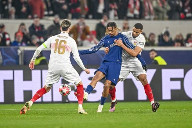 Atakan Karazor (VfB Stuttgart), Bradley Barcola (Paris Saint-Germain) und Josha Vagnoman (VfB Stuttgart) battle for the ball during the UEFA Champions League 2024 25 League Phase MD8 match between VfB Stuttgart and Paris Saint-Germain at MHPArena on January 29, 2025 in Stuttgart, Germany. (Photo by Harry Langer DeFodi Images) Defodi-541_VFBPSG20250129_50