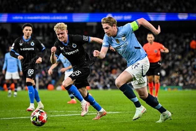 Sport Themen der Woche KW05 Sport Bilder des Tages 29th January 2025; Etihad Stadium, Manchester, England; UEFA Champions League Football, Manchester City versus Club Brugge; Kevin De Bruyne of Manchester City takes on Joaquin Seys of Club Brugge  ActionPlus12745097 GodfreyxPitt