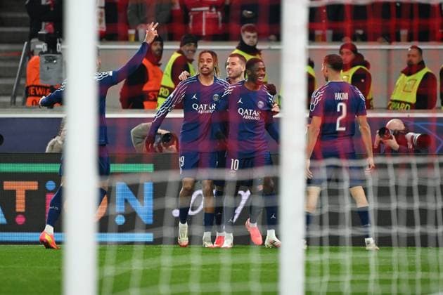 29.01.2025, xjhx, Fussball UEFA Champions League, VfB Stuttgart - Paris St.Germain v.l. Torjubel nach dem Tor zum celebrating the goal celebrate 0:4 durch Ousame Dembele (PSG Paris St.Germain) (DFL DFB REGULATIONS PROHIBIT ANY USE OF PHOTOGRAPHS as IMAGE SEQUENCES and or QUASI-VIDEO) Stuttgart