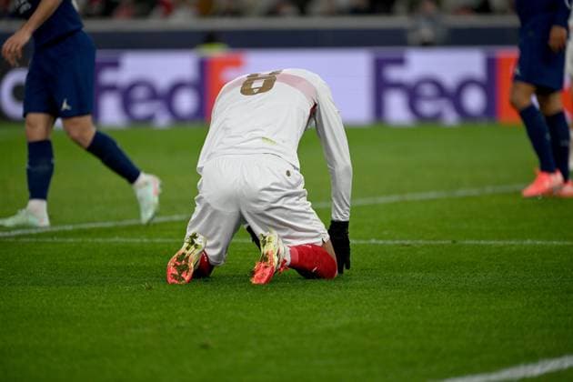 29.01.2025, xjhx, Fussball UEFA Champions League, VfB Stuttgart - Paris St.Germain v.l. Enzo Millot (VfB Stuttgart) Enttäuscht, traurig, frustriert (DFL DFB REGULATIONS PROHIBIT ANY USE OF PHOTOGRAPHS as IMAGE SEQUENCES and or QUASI-VIDEO) Stuttgart