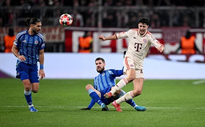 FUSSBALL CHAMPIONS LEAGUE SAISON 2024 2025 Vorrunde 8. Spieltag FC Bayern Muenchen - Slovan Bratislava 29.01.2025 Kyriakos Savvidis (li, Slovan Bratislava) gegen Kenan Bajric (mitte, Slovan Bratislava) gegen Aleksandar Pavlovic (re, FC Bayern Muenchen)