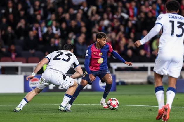 January 29, 2025, Barcelona, Barcelona, SPAIN: Lamine Yamal of FC Barcelona, Barca and Sead Kolasinac of Atalanta BC in action during the UEFA Champions League 2024 25 League Phase MD8, match between FC Barcelona and Atalanta BC at Estadi Olimpic Lluis Companys on January 29, 2025 in Barcelona, Spain. Barcelona SPAIN - ZUMAa181 20250129_zaa_a181_090 Copyright: xJavierxBorregox