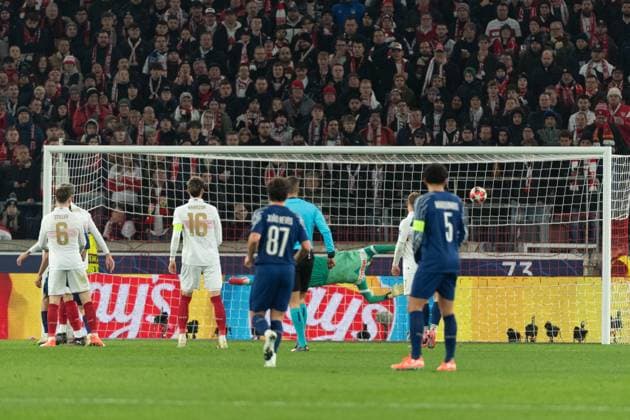 Tor zum 0:4 durch Ousmane Dembele (Paris Saint-Germain, 10), im Bild Fabian Bredlow (VfB Stuttgart, 01) GER, VfB Stuttgart vs. Paris Saint-Germain, Fussball, Herren, UEFA Champions League, 8. Spieltag, Spielzeit 2024 2025, 29.01.2025, GER, VfB Stuttgart vs. Paris Saint-Germain, Fussball, Herren, UEFA Champions League, 8. Spieltag, Spielzeit 2024 2025, 29.01.2025 Stuttgart Copyright: xEibner-Pressefoto WolfgangxFrankx EP_WFK