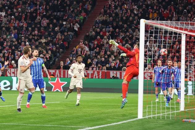 Harry Kane 9 (FC Bayern Muenchen) trifft das Tor per Kopfball zum 2:0, Dominik Takac 71 (SK Slovan Bratislava), FC Bayern Muenchen vs. SK Slovan Bratislava, Fussball, Champions League, 8. Spieltag, 29.01.2025 Muenchen Bayern Deutschland