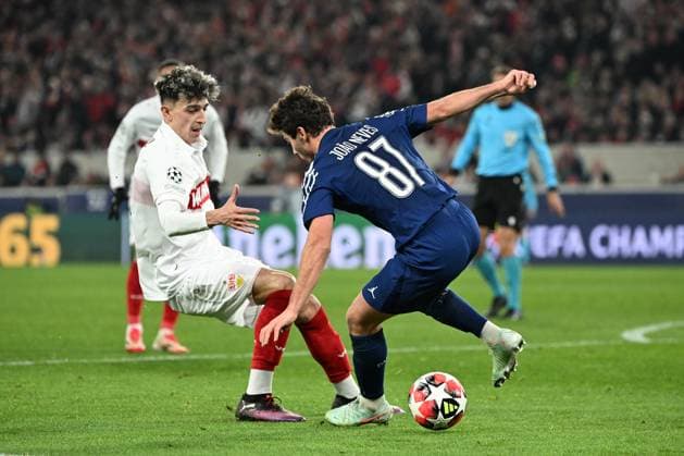 29.01.2025, xjhx, Fussball UEFA Champions League, VfB Stuttgart - Paris St.Germain v.l. Ameen Al-Dakhil (VfB Stuttgart) Joao Neves (PSG Paris St.Germain) Zweikampf, Aktion, action, battle for the ball (DFL DFB REGULATIONS PROHIBIT ANY USE OF PHOTOGRAPHS as IMAGE SEQUENCES and or QUASI-VIDEO) Stuttgart