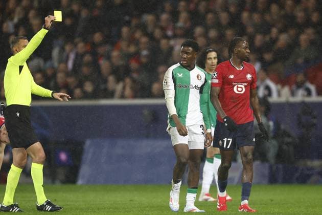 LILLE, 29-01-2025. Decathlon Arena Stade Pierre Mauroy. Football, UEFA Champions League season 2024 2025. Lille - Feyenoord. (L-R) referee Slavko Vincic (SVN), Feyenoord player Ibrahim Osman, Lille player Ngal Ayel Mukau yellow card during the match Borussia LOSC Lille - Feyenoord Lille - Feyenoord  x27614485x Copyright: