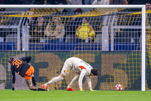 29.01.2025, Borussia Dortmund - Schachtar Donezk, UEFA Champions League, 8. Spieltag: Dortmunds Torwart Gregor Kobel kassiert gegen Donezks Marlon Gomes das Tor zum 2:1. WICHTIGER HINWEIS: Gemäß den Vorgaben der UEFA ist es untersagt, in dem Stadion und oder vom Spiel angefertigte Fotoaufnahmen in Form von Sequenzbildern und oder videoähnlichen Fotostrecken zu verwerten bzw. verwerten zu lassen. Copyright: xDavidxInderliedx