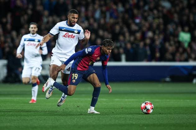 Lamine Yamal FC Barcelona, Barca Isak Hien (Atalanta BC) during the UEFA Champions League 2024 25 League Phase MD8 match between FC Barcelona and Atalanta BC at Estadi Olimpic Lluis Companys on January 29, 2025 in Barcelona, Spain. (Photo by Xavi Bonilla DeFodi Images) Defodi-674_20250129_XB3_1416