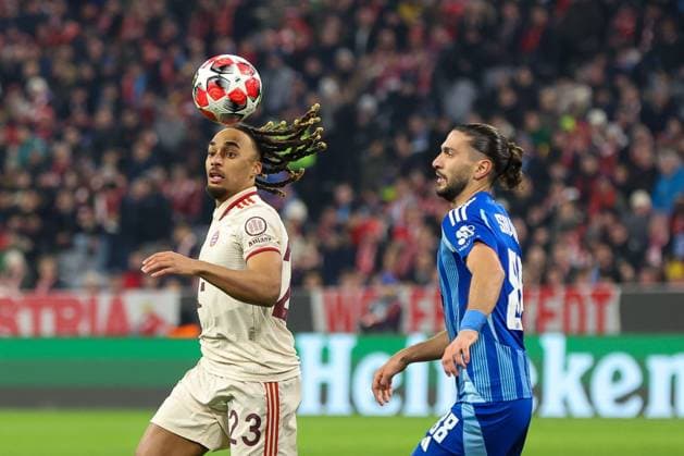 im Zweikampf, Aktion, mit Sascha Boey 23 (FC Bayern Muenchen), Kyrikos Savvidis 88 (SK Slovan Bratislava), FC Bayern Muenchen vs. SK Slovan Bratislava, Fussball, Champions League, 8. Spieltag, 29.01.2025 Muenchen Bayern Deutschland