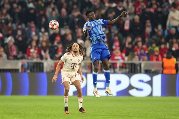 im Zweikampf, Aktion, mit Sascha Boey 23 (FC Bayern Muenchen), Sharani Zuberu 23 (SK Slovan Bratislava), FC Bayern Muenchen vs. SK Slovan Bratislava, Fussball, Champions League, 8. Spieltag, 29.01.2025 Muenchen Bayern Deutschland