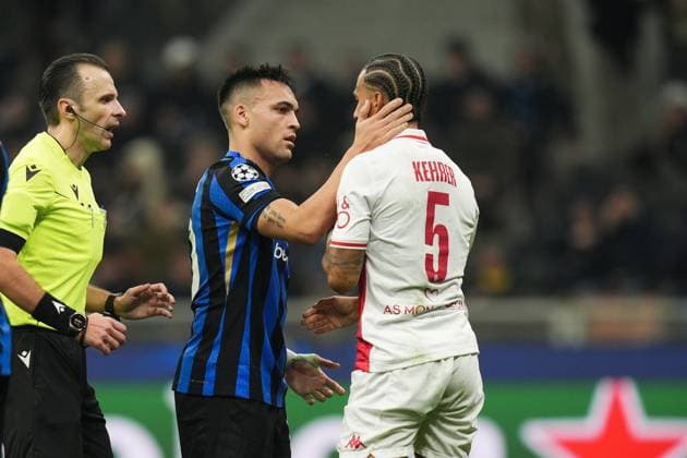 A gesture of fairplay of Inter Milan& x2019;s Lautaro Martinez and Monaco s Thilo Kehrer during the Uefa Champions League 2024 2025 soccer match between Inter and Monaco at San Siro Stadium - Soccer - Milan, Italy - Wednesday January 29, 2025  Copyright: xMassimoxPaolone LaPressex
