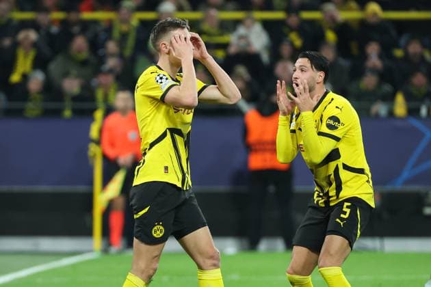 UEFA Champions League - Borussia Dortmund - Schachtar Donezk am 29.01.2025 im Signal Iduna Park in Dortmund Nico Schlotterbeck (Dortmund 4) und Ramy Bensebaini (Dortmund 5) unzufrieden, enttäuscht, enttaeuscht, niedergeschlagen.
