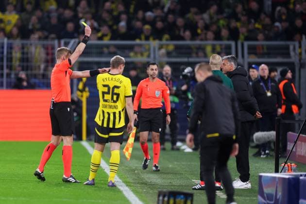 29.01.2025, UEFA Champions League, 8. Spieltag, Borussia Dortmund - Shakhtar Donetsk, Schiedsrichter Glenn Nyberg (SWE) zeigt Trainer Marino Pusic (Shakhtar Donetsk) die Gelbe Karte, Dortmund Signal Iduna Park NRW Deutschland xRHR-FOTO DEx Copyright: DennisxEwert RHR-FOTOx RHR-FOTO DE