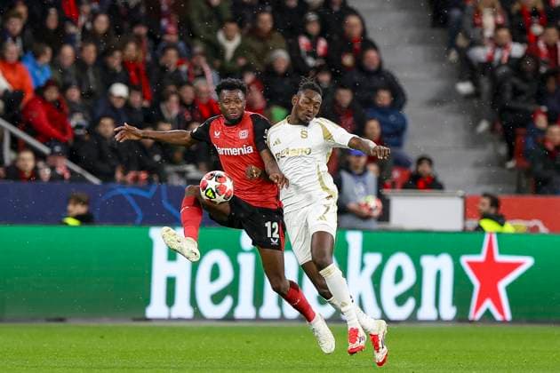 Leverkusen, Deutschland, 29.01.25: Edmond Faycial Tapsoba (Bayer 04 Leverkusen) und Victor Olatunji (AC Sparta Praha) im Kampf um den Ball waehrend des Spiels der Champions League Gruppenphase zwischen Bayer 04 Leverkusen vs Sparta Prag in der BayArena Leverkusen BayArena North Rhine-Westphalia Germany Copyright: xBrauer-Fotoagenturx xAdrianxSchlx