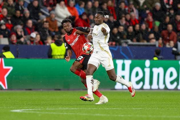 Leverkusen, Deutschland, 29.01.25: Edmond Faycial Tapsoba (Bayer 04 Leverkusen) und Victor Olatunji (AC Sparta Praha) im Kampf um den Ball waehrend des Spiels der Champions League Gruppenphase zwischen Bayer 04 Leverkusen vs Sparta Prag in der BayArena Leverkusen BayArena North Rhine-Westphalia Germany Copyright: xBrauer-Fotoagenturx xAdrianxSchlx