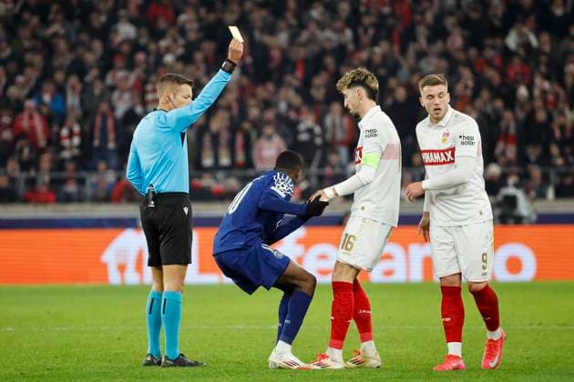 Atakan Karazor (VfB Stuttgart, 16) bekommt die gelbe Karte von Schiedsrichter Davide Massa (ITA) , Fussball, UEFA Champions League, 8. Spieltag, 2024 2025, VfB Stuttgart vs. Paris St. Germain, 29.01.2025, Arena Stuttgart, Stuttgart, Deutschland Stuttgart Arena Stuttgart Baden-Württemberg Deutschland Copyright: xGrantxHubbsx