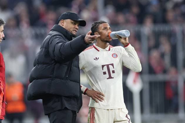 Michael Olise 17 (FC Bayern Muenchen) bekommt Anweisungen von Chef-Trainer Vincent Kompany (FC Bayern Muenchen), FC Bayern Muenchen vs. SK Slovan Bratislava, Fussball, Champions League, 8. Spieltag, 29.01.2025 Muenchen Bayern Deutschland