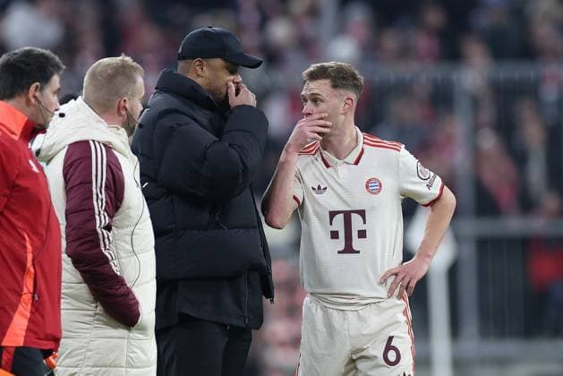 Joshua Kimmich 6 (FC Bayern Muenchen) bekommt Anweisungen von Chef-Trainer Vincent Kompany (FC Bayern Muenchen), FC Bayern Muenchen vs. SK Slovan Bratislava, Fussball, Champions League, 8. Spieltag, 29.01.2025 Muenchen Bayern Deutschland