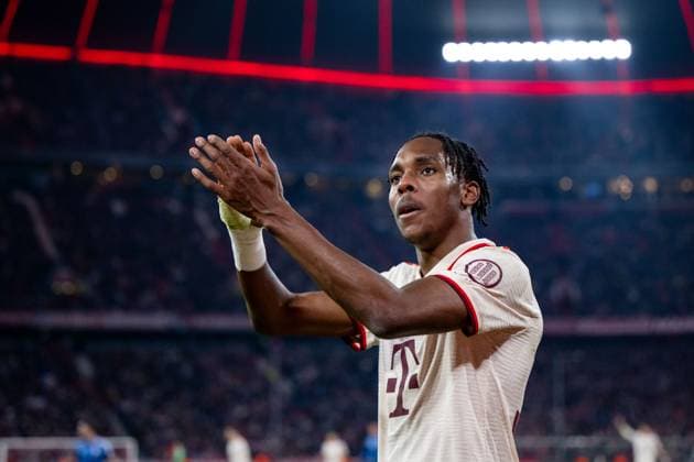 Mathys Tel (FC Bayern Muenchen, 39) wird ausgewechselt und bedankt sich bei den Fans, GER, FC Bayern Muenchen vs. SK Slovan Bratislava, Fussball, UEFA Champions League, 8. Spieltag, Spielzeit 2024 2025, 29.01.2025 GER, FC Bayern Muenchen vs. SK Slovan Bratislava, Fussball, UEFA Champions League, 8. Spieltag, Spielzeit 2024 2025, 29.01.2025 Muenchen Copyright: xEibner-Pressefoto Memmlerx EP_MMR