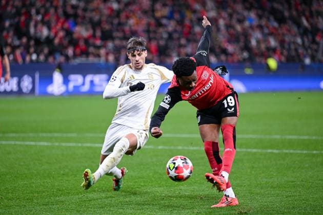 29.01.2025, Fussball, Champions League, 8. Spieltag, Saison 2024 2025, Bayer 04 Leverkusen - Sparta Prag, Angelo Preciado (Sparta Prag) (l), Nathan Tella (Bayer Leverkusen) (r) erzielt das Tor zum 2:0, xRHR-FOTO TKx Copyright: RHR-FOTOx RHR-FOTO TK